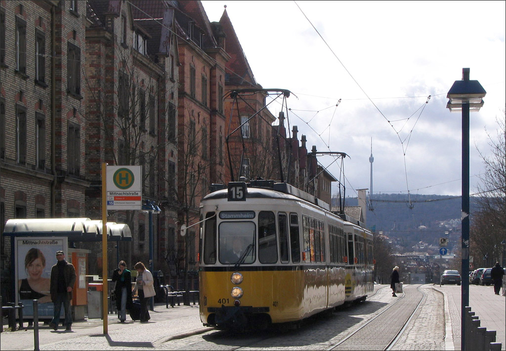 . Der Stuttgarter Fernsehturm im Hintergrund - GT4-Straenbahn der Linie 15 in der Haltestelle  Mittnachtstrae . 25.03.2006 (Jonas)