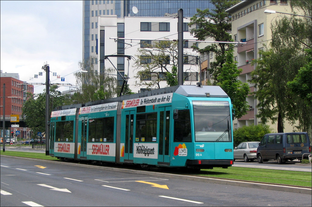 . Niederflur-Gelenkstraenbahn vom Typ R (Duewag) auf der Linie 17 in Frankfurt. 01.06.2006 (Jonas)