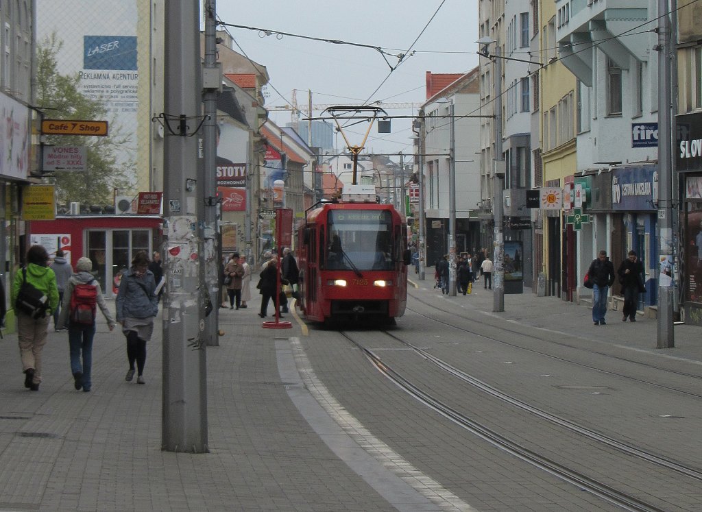 7125, Tram 7 (Bratislava Hlavna Stanica->Bratislava Kamenne Nam); Bratislava am 7.4.2012.