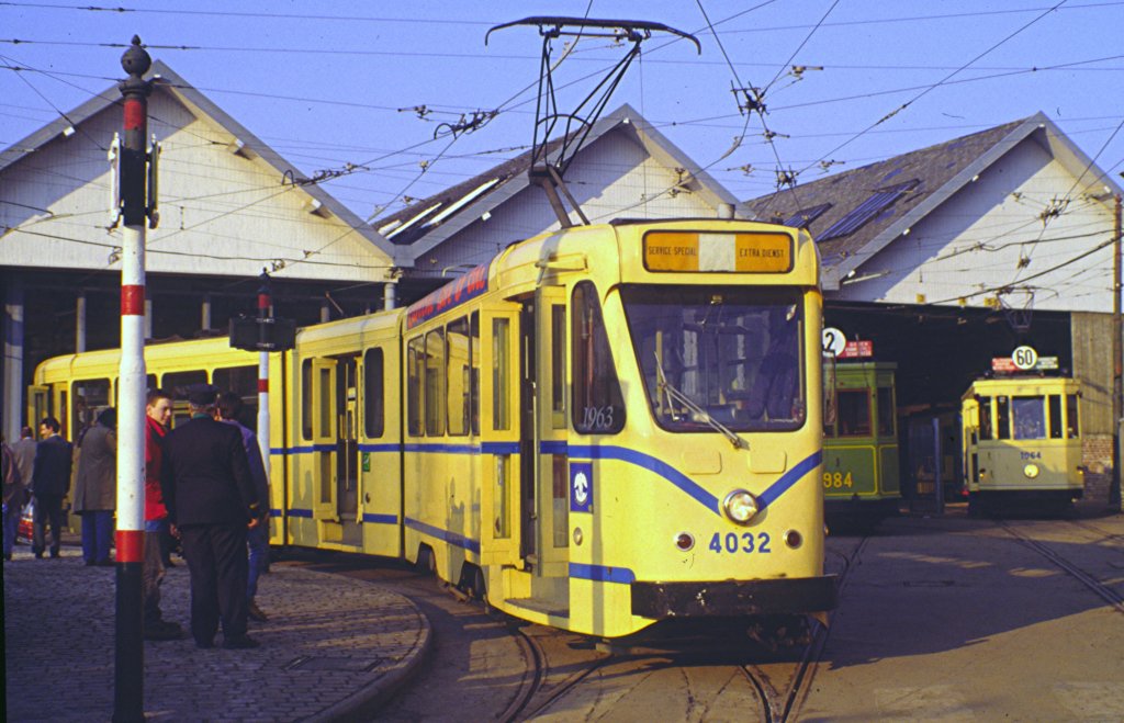 Brssel, Depot Woluwe, Strassenbahnmuseum, Bahn Nr. 4032 von 1963 und andere, am 09.03.1996 - Diascan.
