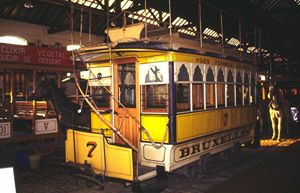 Brssel, Depot Woluwe, Strassenbahnmuseum, Pferdebahn Nr.7, die ohne Fahrdraht als Doppelstockbahn fahren konnte, am 09.03.1996 - Diascan.