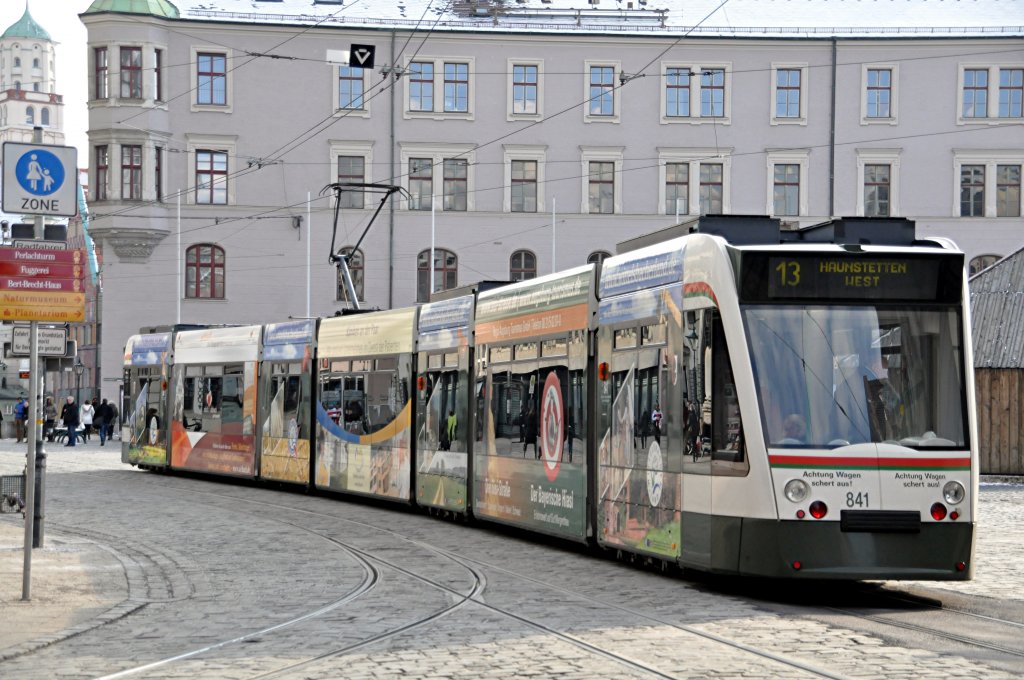 Der NF 8 Combino Nr. 841 mit Wittelsbacher-Werbung hat am Rathausplatz, Augsburg gehalten, am 15.03.2013.