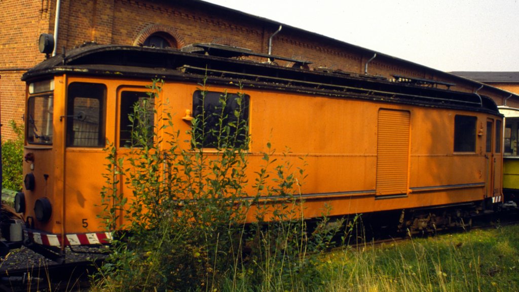 Gerätewagen Nr. 5, der OEG Oberrheinischen Eisenbahngesellschaft in Mannheim, Baujahr 1914 als Personen-Triebwagen, mit Umbau in den 1960er Jahren, Abbruch 2005, im Strassenbahnmuseum Sehnde bei Hannover, im Okt.1979. 