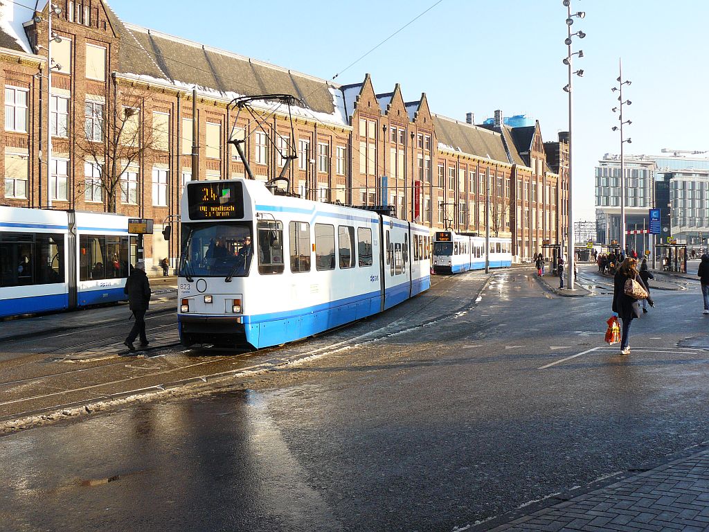 GVBA TW 823 und 835. Stationsplein Amsterdam Centraal Station 16-01-2013.