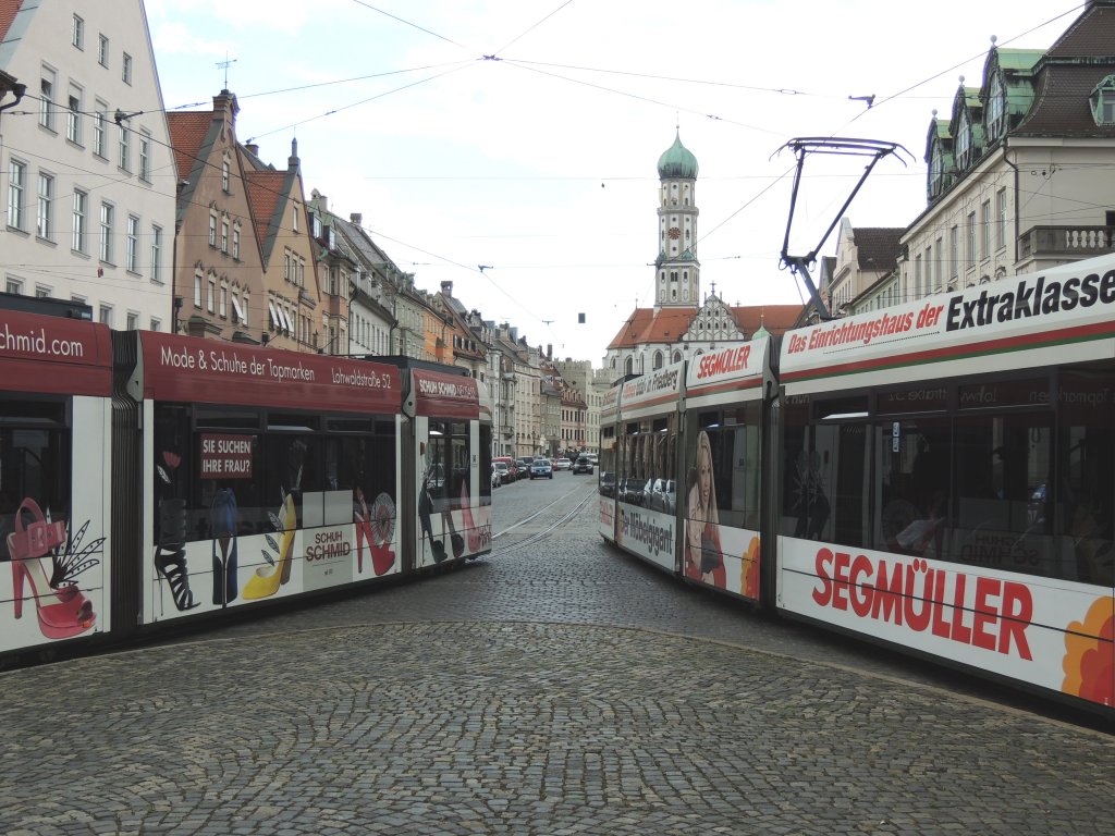 In Augsburg in der Maximilianstrasse am Herkulesbrunnen kann gefahrlos zwischen den Straenbahngleisen fotografiert werden. Hier begegnen sich zwei NF 8  Combino  848 und 860 am 30.07.2013.