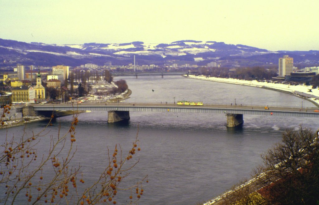 Linzer Strassenbahn auf der Donaubrcke, im Mrz 1984. - Diascan.
