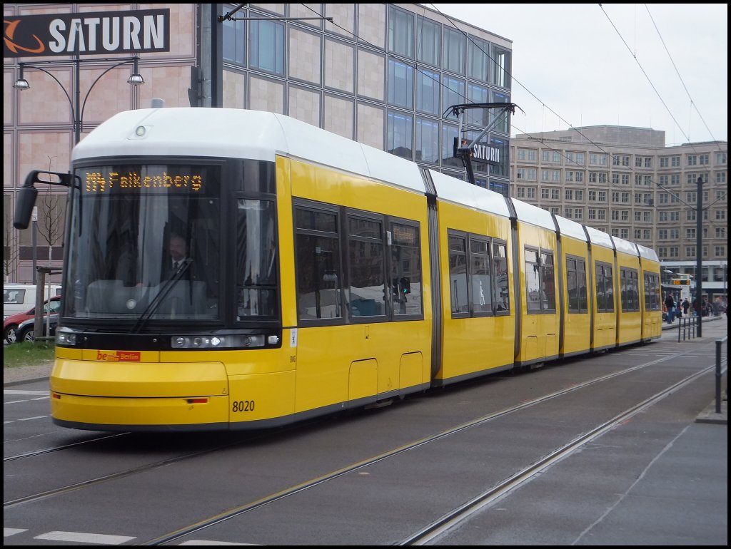 Moderne Straenbahn in Berlin am Alexanderplatz. 