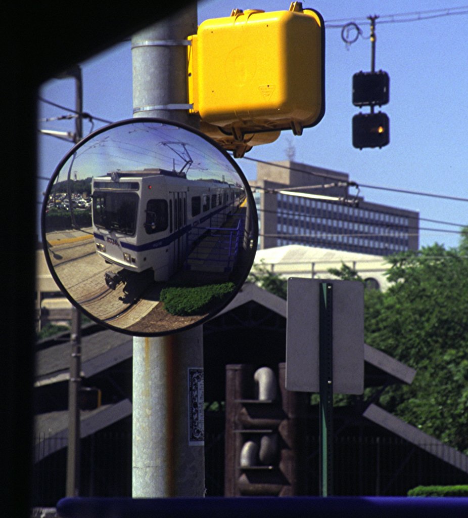 Strassenbahn in Baltimore Linie Bahnhof - Stadt, Blick aus dem Fahrgastraum auf einen Strassenspiegel, am 28.05.1999 - Diascan.