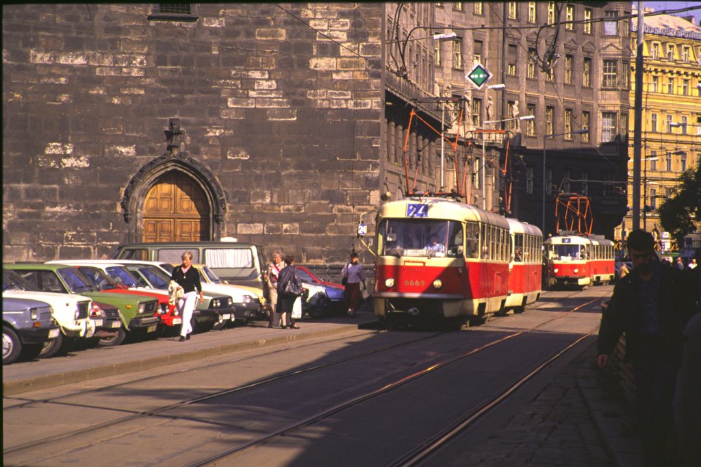 Tatra T 3 6669 und weiter hinten Nr. 7228 Strassenbahn in Prag, im Mrz 1991.