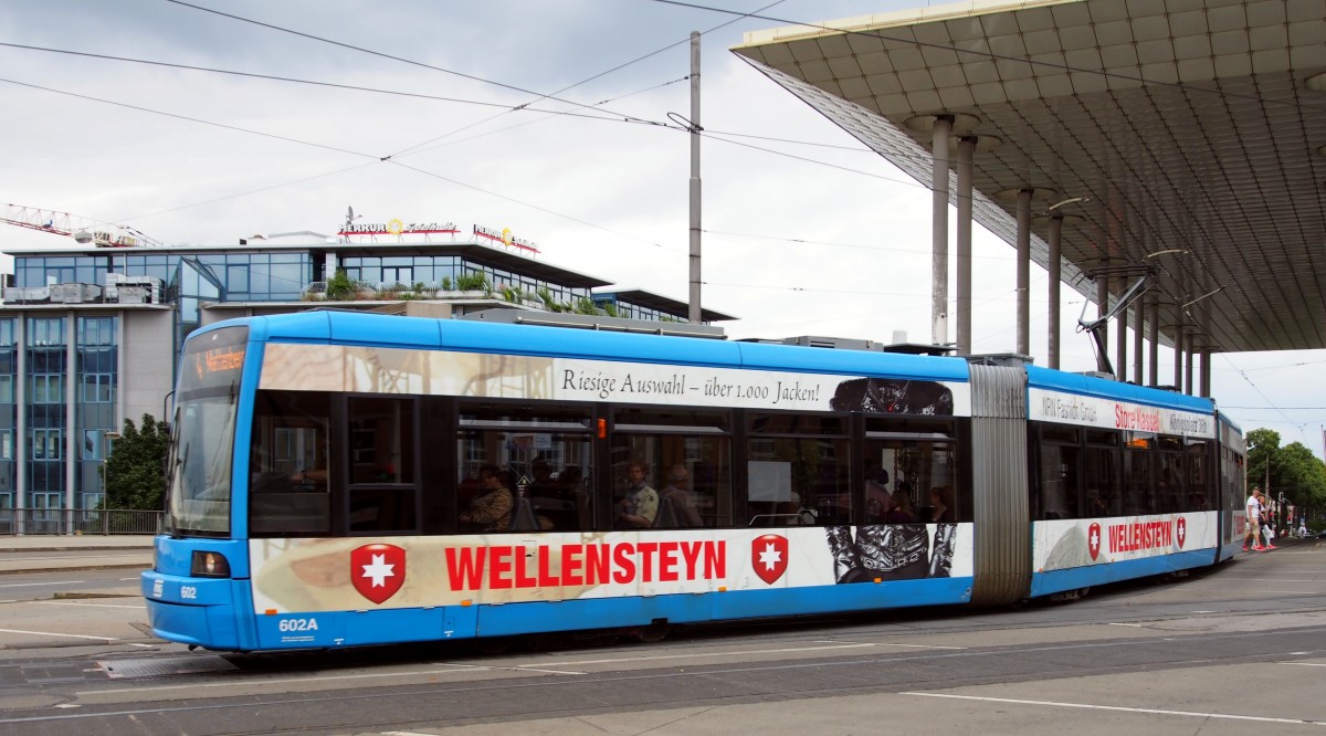 8 NGTW Nr.602 von Bombardier Baujahr 1999 mit Werbung Wellensteyn verläßt das terminal Kassel Wilhelms-Höhe am 13.06.2014.