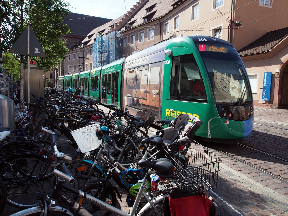 An den Fahrrädern der Radlerstadt Freiburg fährt der GT 8 U Nr.304 Urbos 100 von CAF Baujahr 2015 vorbei, in Freiburg am 03.07.2019.