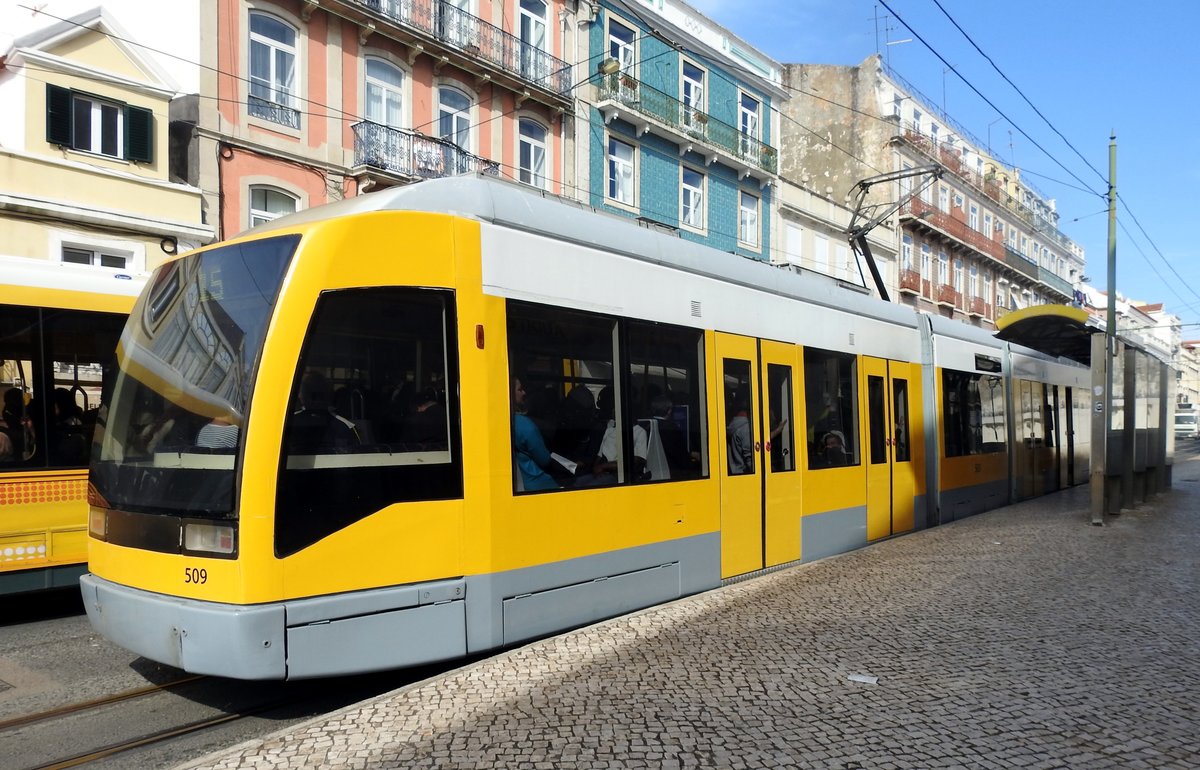 Articulato Nr.509 von Sorefarn in Lizenz mit Siemens an der Haltestelle Belem in Lissabon am 30.03.2017.