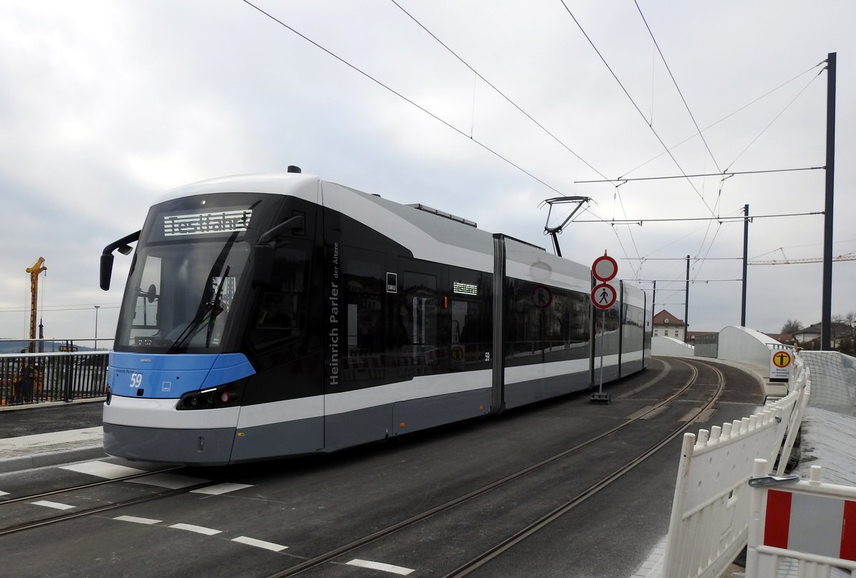 Avenio M Nr.59 von Siemens aujahr 2018 kommt von einer Testfahrt über die Kienlesbergbrücke der Linie 2 in Ulm am 20.11.2018.