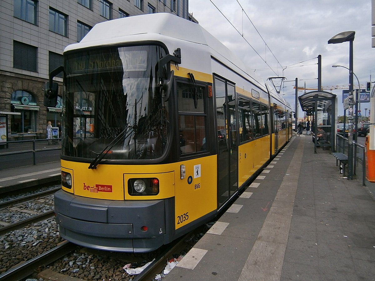 Berlin Stadtzentrum,Strassenbahn  der BVG, Aufnahmezeit: 2015:05:09 16:07:36
