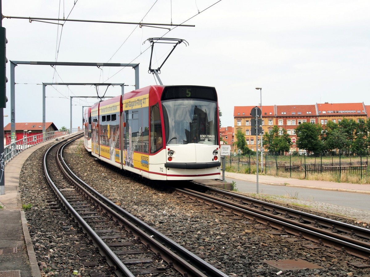 Combino NF 4 Nr.710 gekuppelt mit Nr.712 von Siemens, Baujahr 2005, bei der Überquerung des Bahnhofs Erfurt Nord, in Erfurt am 25.06.2015.