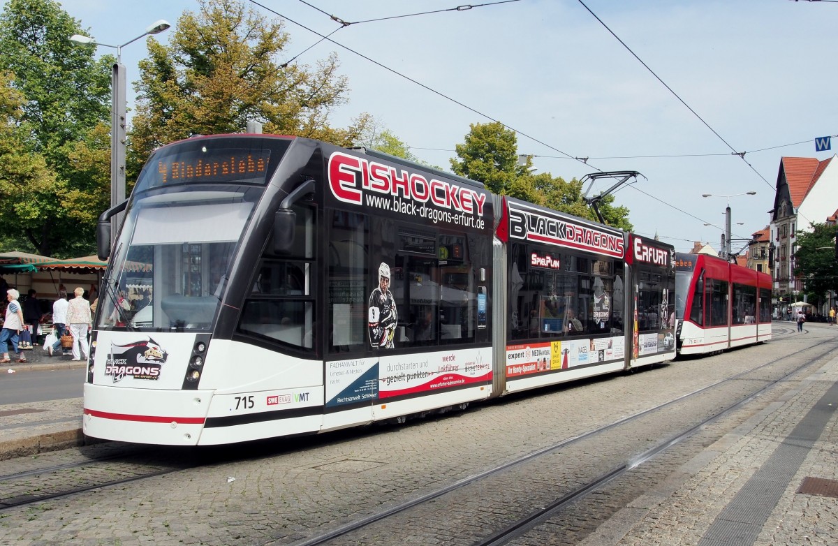Combino NF 4 Nr.715 gekuppelt mit Nr.716 von Siemens, Baujahr 2011, beim Domplatz Süd in Erfurt am 26.06.2015.