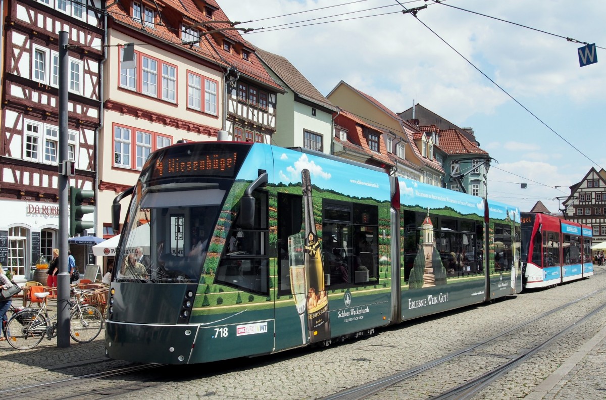 Combino NF 4 Nr.718 gekuppelt mit Nr.717 von Siemens, Baujahr 2011, beim Domplatz Süd in Erfurt am 25.06.2015.