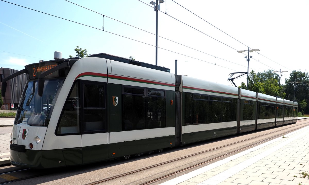 Combino NF 8 Nr.827 von Siemens Baujahr 2000 in Augsburg an der Haltestelle Augsburg West P+R, am 07.07.2018.