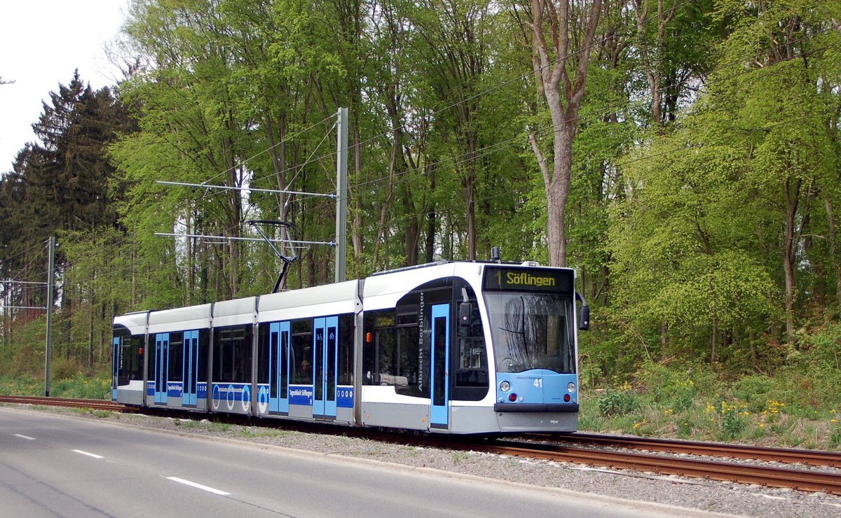 Combino Nr.41 von Siemens Baujahr 2003 bei Böfingen Ulm am 27.04.2009.