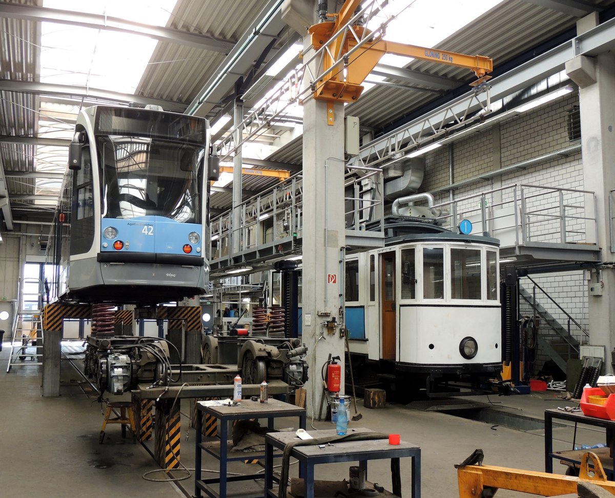 Combino Nr.42 von Siemens Baujahr 2003 und T 2 Nr.17 von MAN Baujahr 1906 in der Werkstatt der SWU Ulm bei einer Betriebsbesichtigung am 04.06.2013.