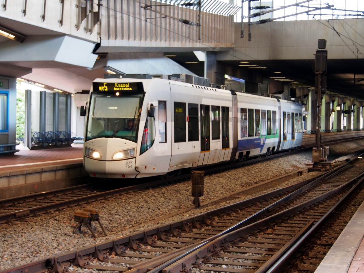 Der 8 NRTW-D Nr. 754 wurde 2005 von Alstom gebaut und erhielt den Namen:  Jorinde und Loringel . Das Fahrzeug ist am 13.06.2014 für RBK (Regional-Bahn Kassel) zwischen Bahnhof Wilhelmshöhe und Stadtbahnhof unterwegs.