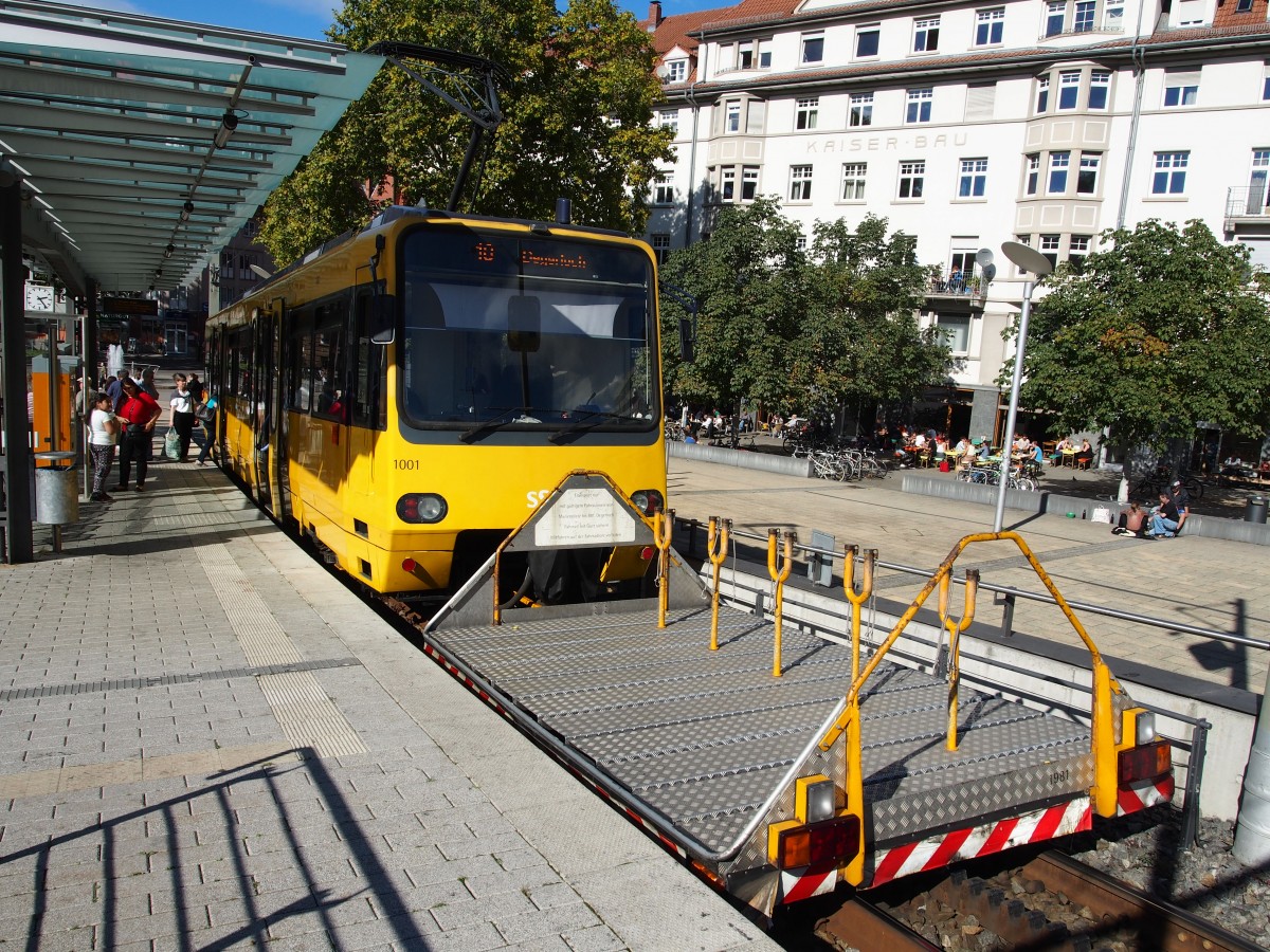  Die Zacke  ZT4 Nr.1001 von MAN, Baujahr 1982, mit dem Namen  Heslach  in Stuttgart am Marienplatz, am 09.10.2014. Vor dem Triebwagen befindet sich eine Lore für den Transport von Fahrrädern.