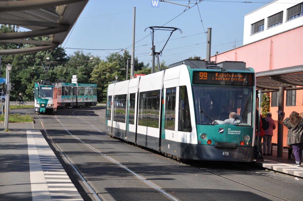 Ein NF 8  Combino  Nr. 413 und eine Tatra KT 4 Nr. 153, 253 an der Haltestelle Hauptbahnhof in Potsdam am 01.10.2013.
