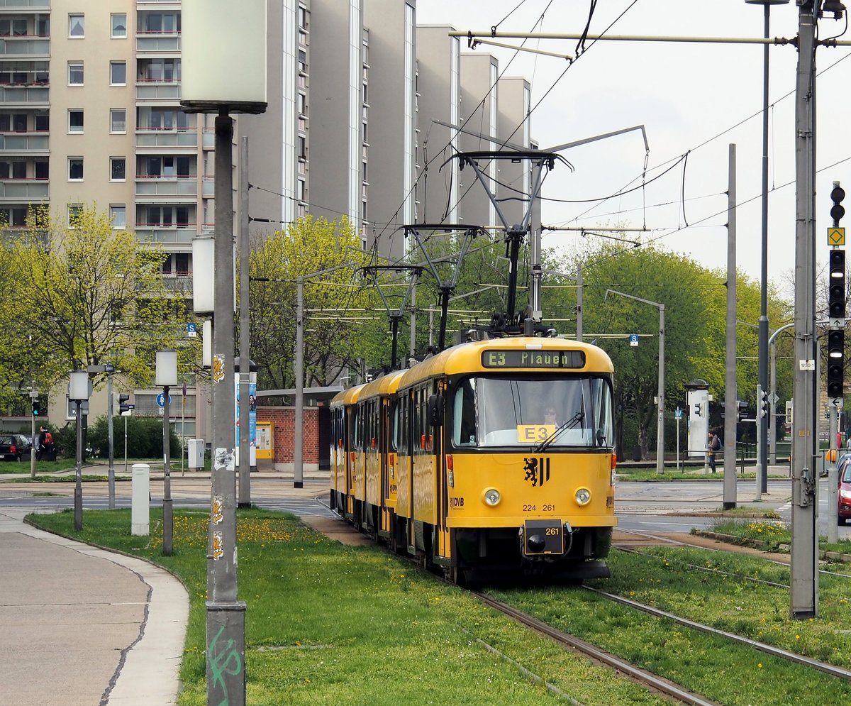 Ein Tatra-Zug mit T 4 DMT Nr.224 261 und 224 229 und TB 4 D Nr.224 020 am Carolaplatz in Dresden am 14.04.2016.