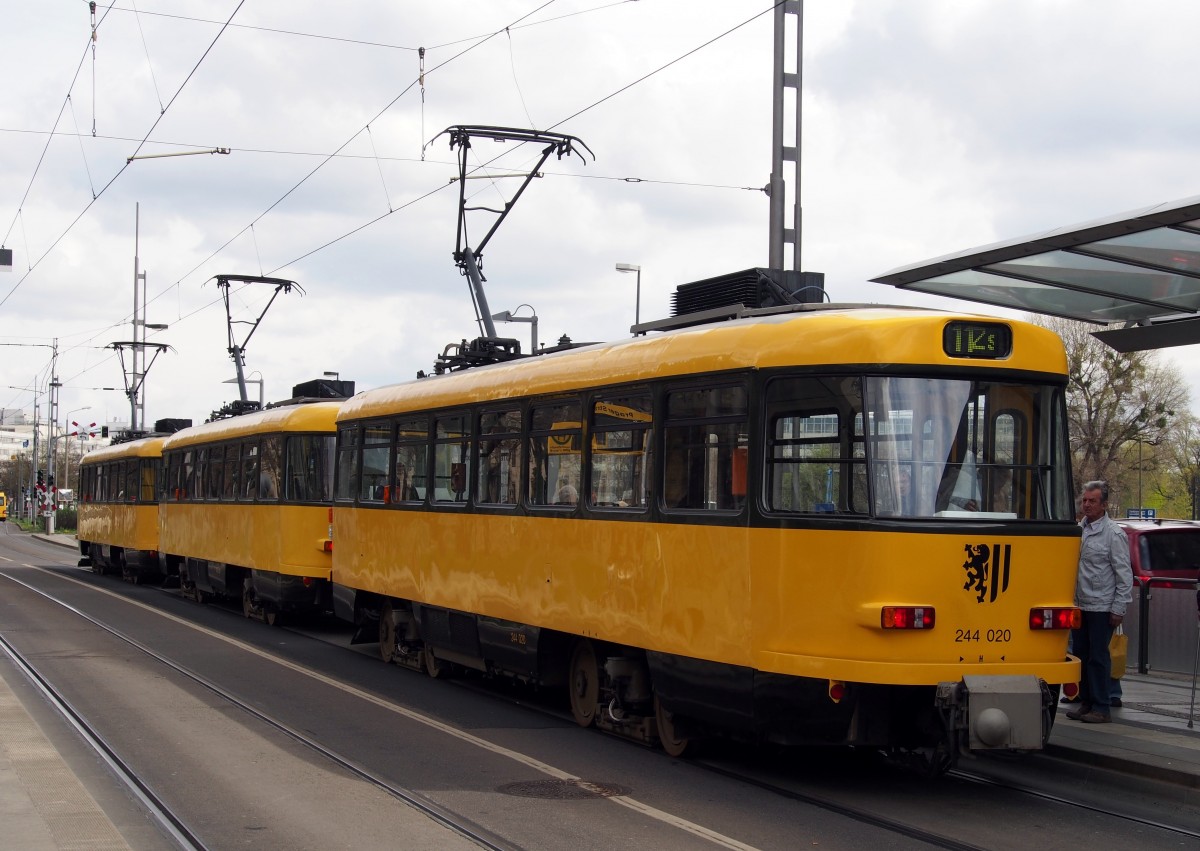 Eine TatraDreierkombination steht in der Haltestelle Prager Straße; das letzte Fahrzeug ist 244 020,ein TB4D von CKD, Baujahr 1974, das führende Fahrzeug ist 224 261 T4DMT von CKD, Baujahr 1976, in Dresden am 17.04.2015.