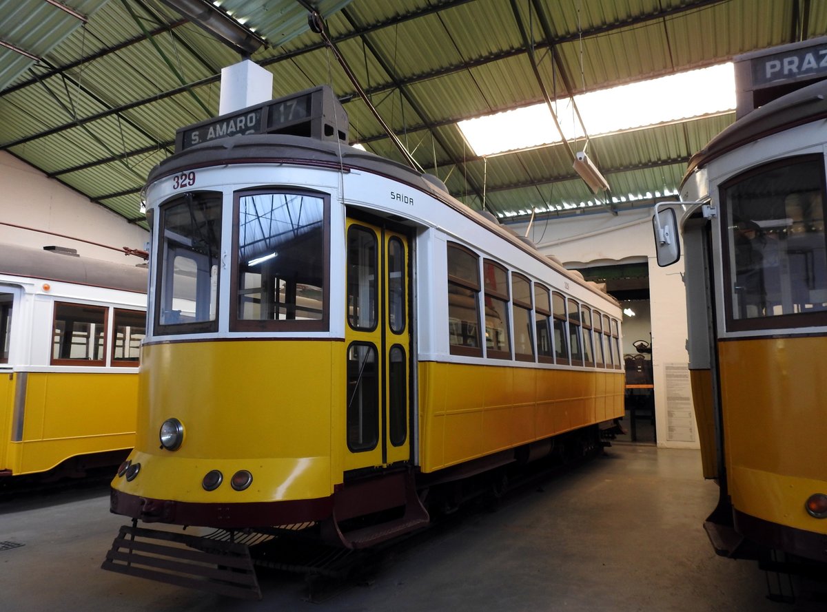 Electrico Nr.329 von J.G.Brill Company, Baujahr 1906 im Carris Strassenbahnmuseum in Lissabon am 03.04.2017.