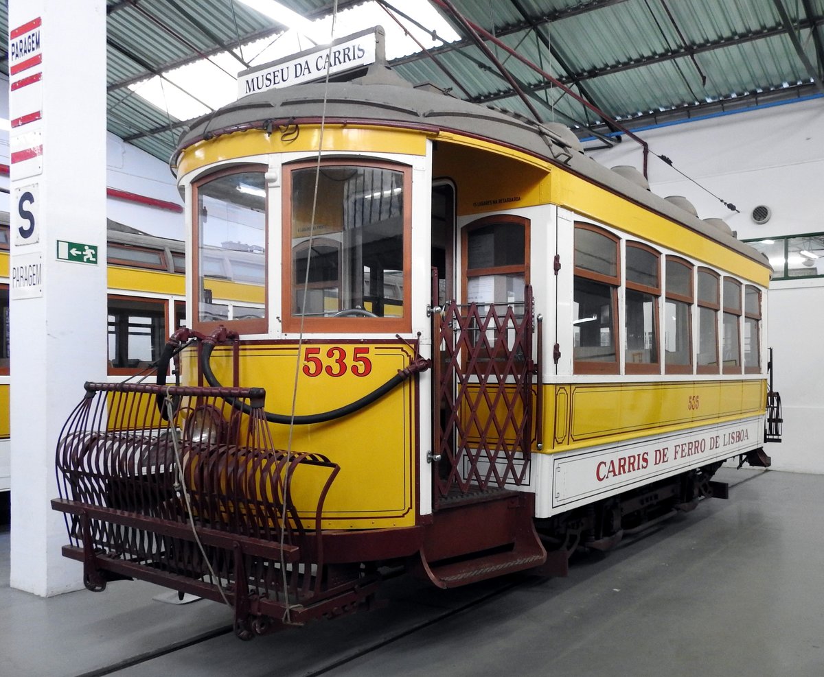 Electrico Nr.535 von Maley & Teutron, Baujahr 1928 im Carris Straßenbahnmuseum in Lissabon am 03.04.2017.