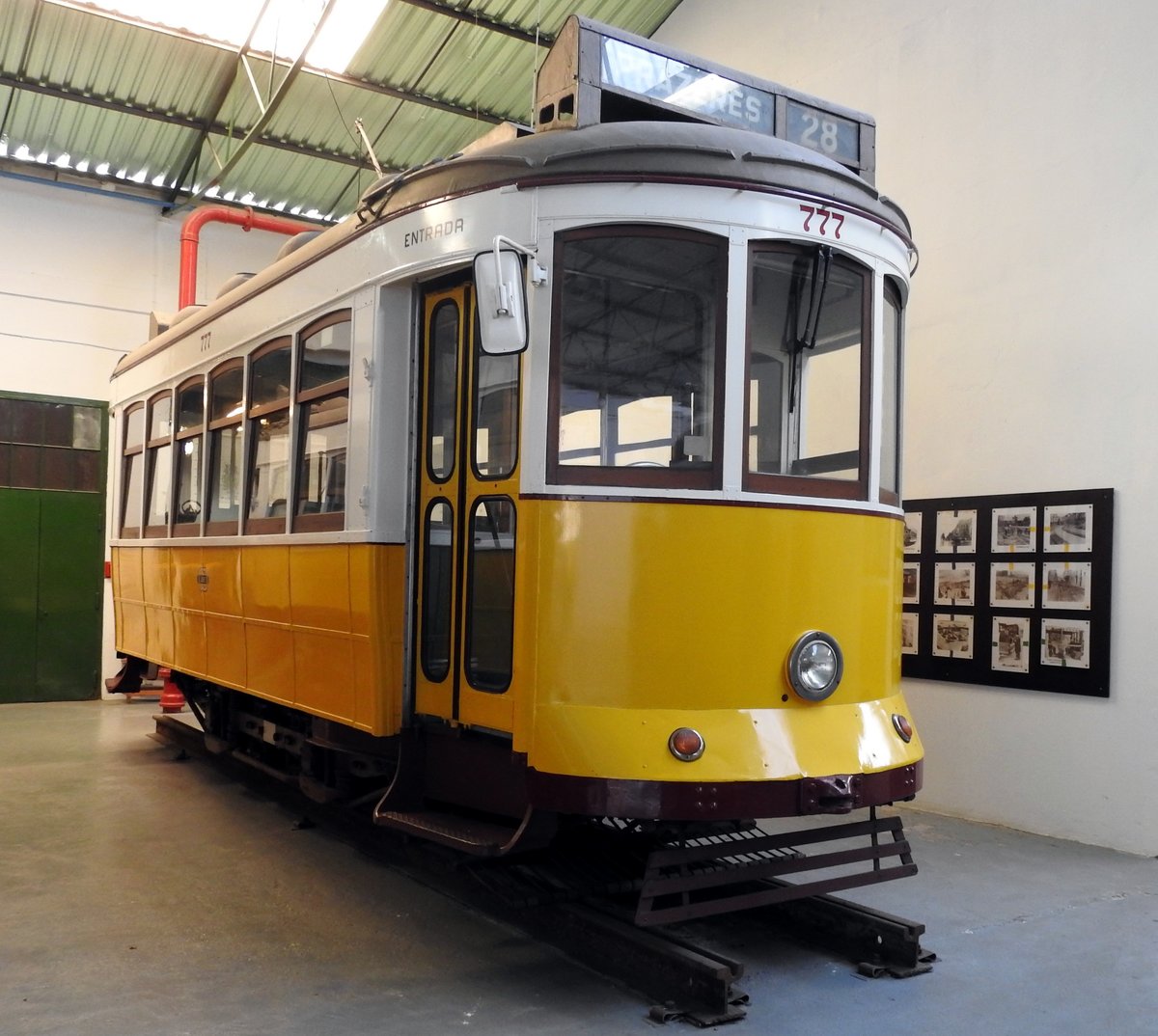 Electrico Nr.777 von CCFL Baujahr 1931 im Carris Straßenbahnmuseum Lissabon am 03.04.2017.