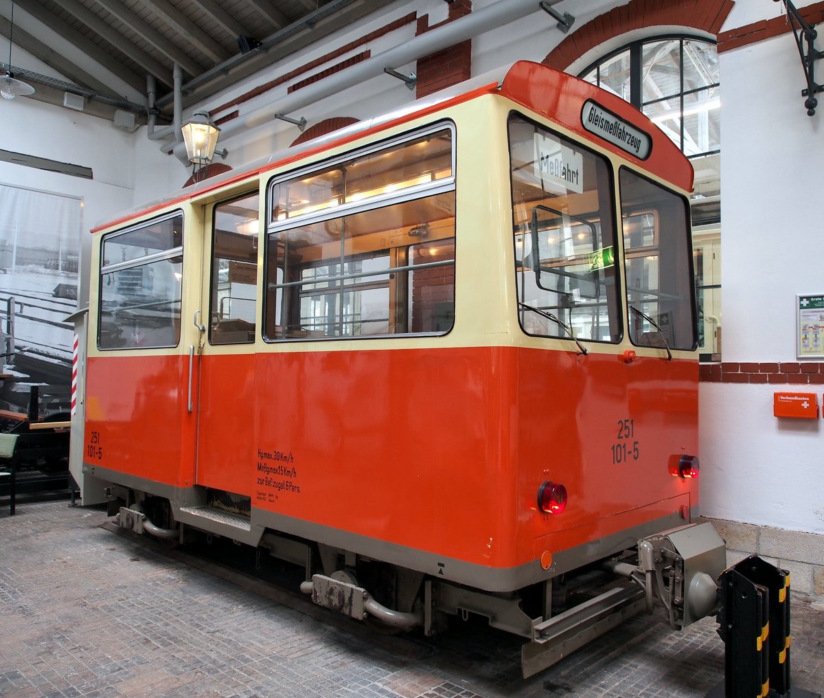 Gleismessfahrzeug EDV-Nr.251 101-5 von Raw  Einheit  aus Leipzig-Engelsdorf, im Straßenbahnmuseum Dresden am 09.04.2016.