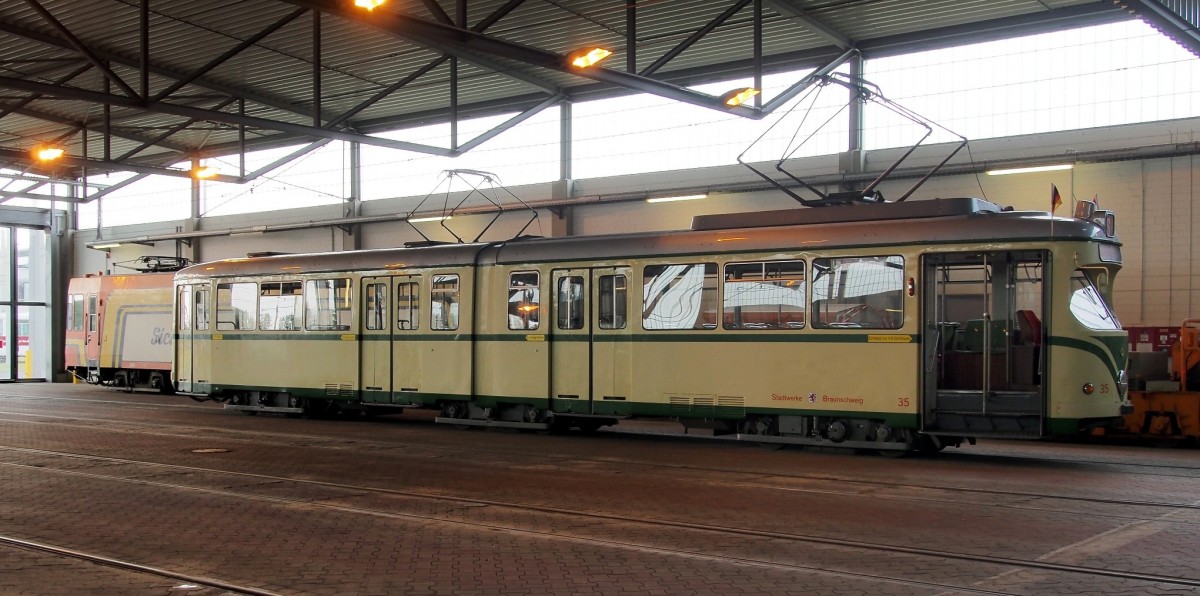 GT 6 Nr.35 von Düwag, Baujahr 1962, in Braunschweig am 27.06.2015. Das Fahrzeug ist gerade von einer Sonderfahrt zurückgekehrt.