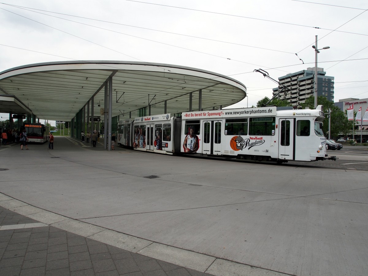 GT6NM Nr. 0051 mit dem Namen  Norrköping  ist ein Einzelstück im Braunschweiger Fuhrpark. Hersteller ist LHB - MGB, Baujahr 1977. Der wagen verläßt das Terminal vor dem Bahnhof Braunschweig am 16.06.2014.