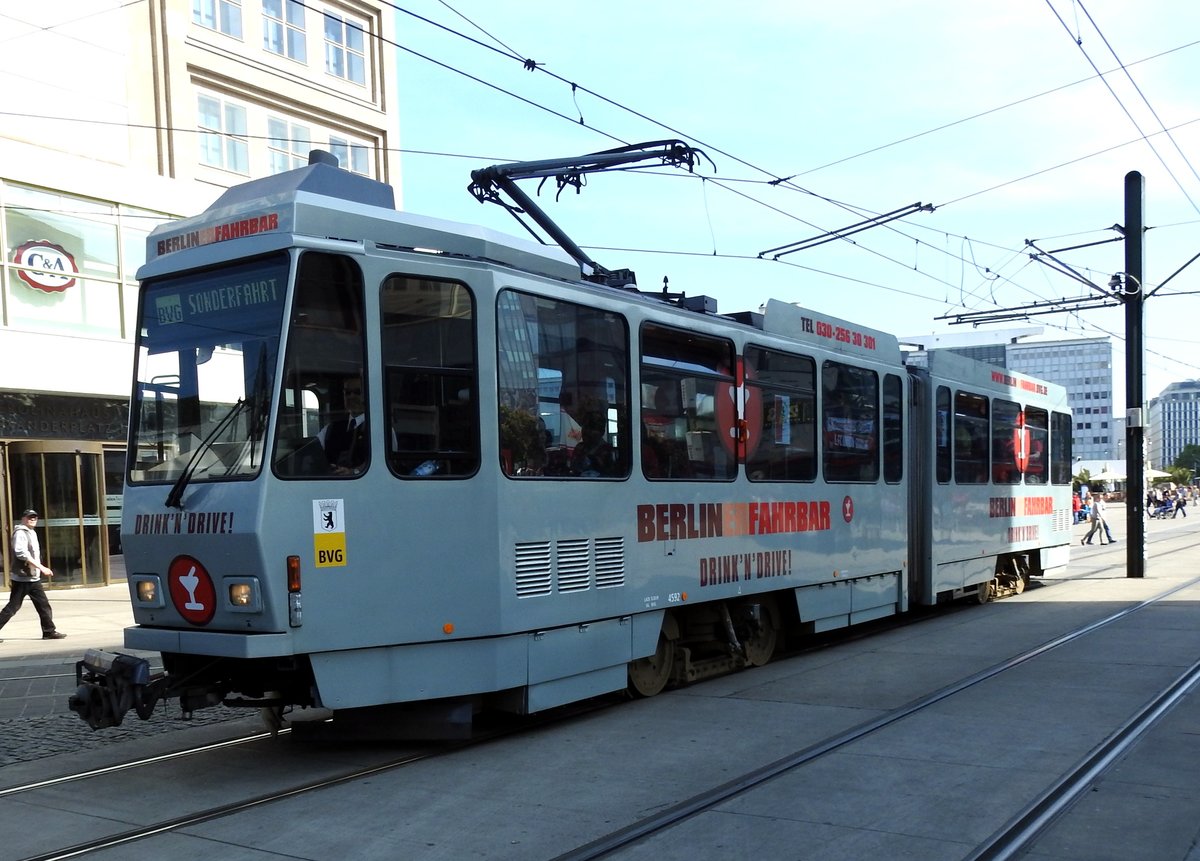 KT 4 D Nr.4292 Partybahn BerlinErFahrbar von CKD Tatra/Bautzen am Alexanderplatz in Berlin am 14.05.2017.