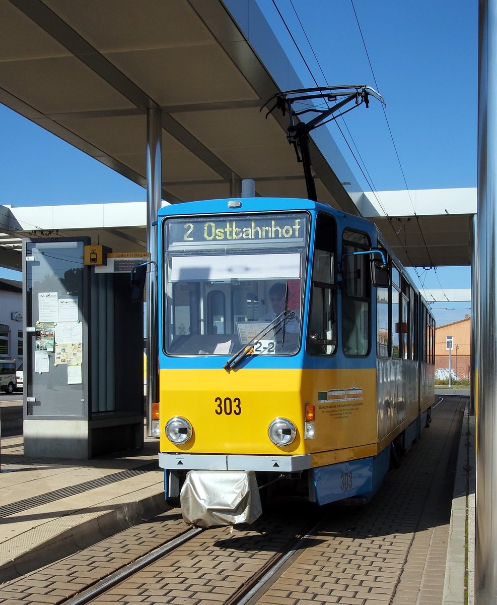 KT 4 DM Nr.303 von CKD Tatra Baujahr 1981 in der Endstation Hauptbahnhof in Gotha am 08.08.2016.