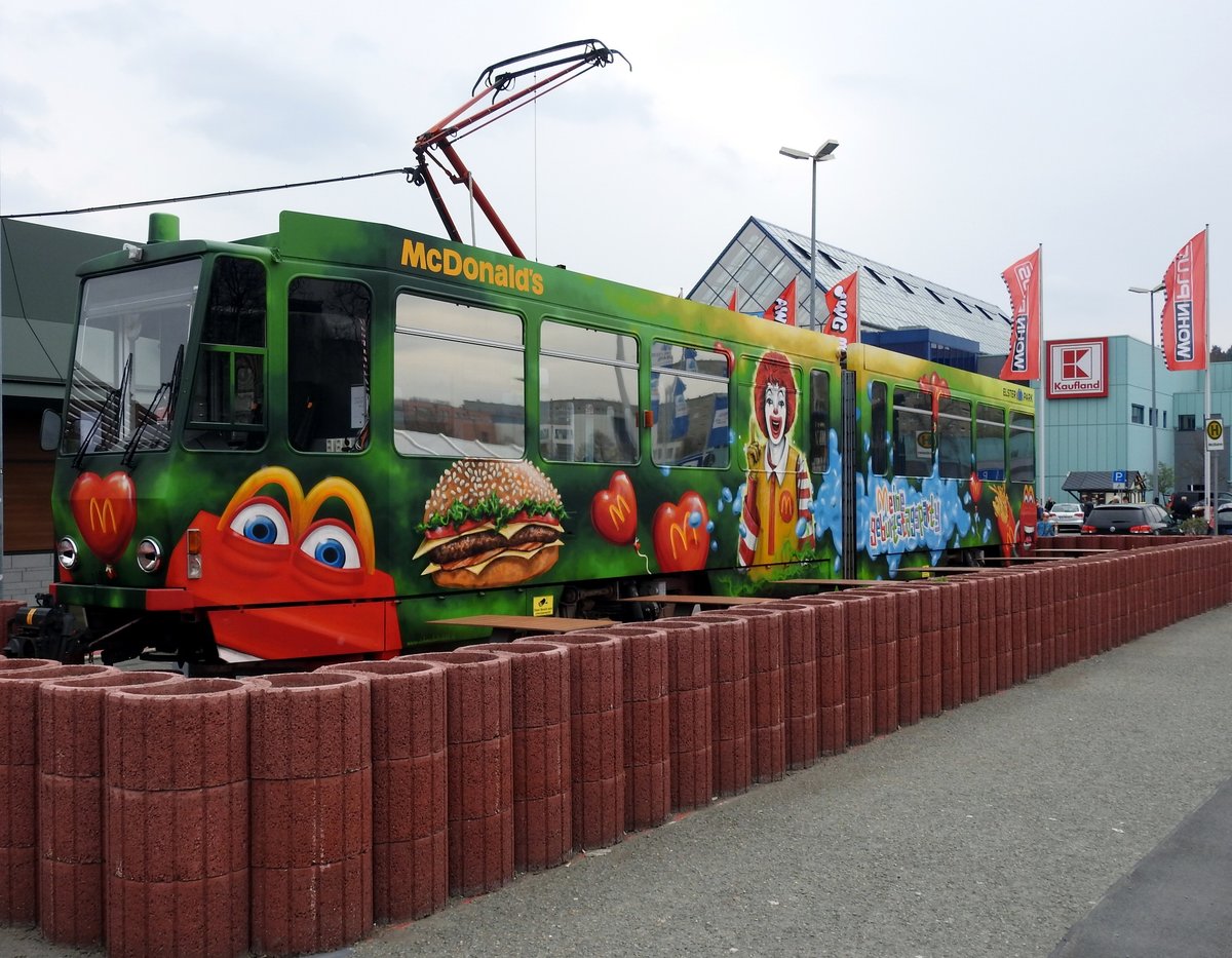 KT 4 DMC Nr.220 von CKD Tatra ehemals Plauener Straßenbahn GmbH steht im Elsterpark und ist die erste und bislang einzige McDonalds Bewirtungstram, Plauen am 15.04.2017.