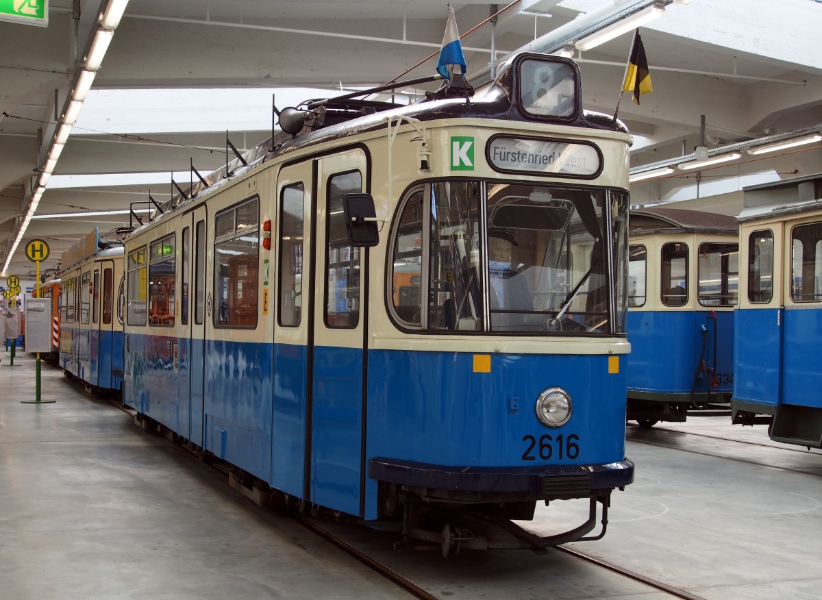 M 5.65 Nr. 2616, dahinter Nr. 2668, von Rathgeber, Baujahr 1965 im MVG-Museum München am 09.11.2014.