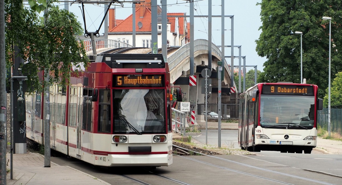 MGT 6 DE Nr.612 von Düwag Baujahr 1998 in Erfurt am 25.06.2015. Das Fahrzeug kommt von der Endstation Zoo zurück und trifft auf den teilweise parallel fahrenden Mercedes-Benz Citaro II Nr.435.