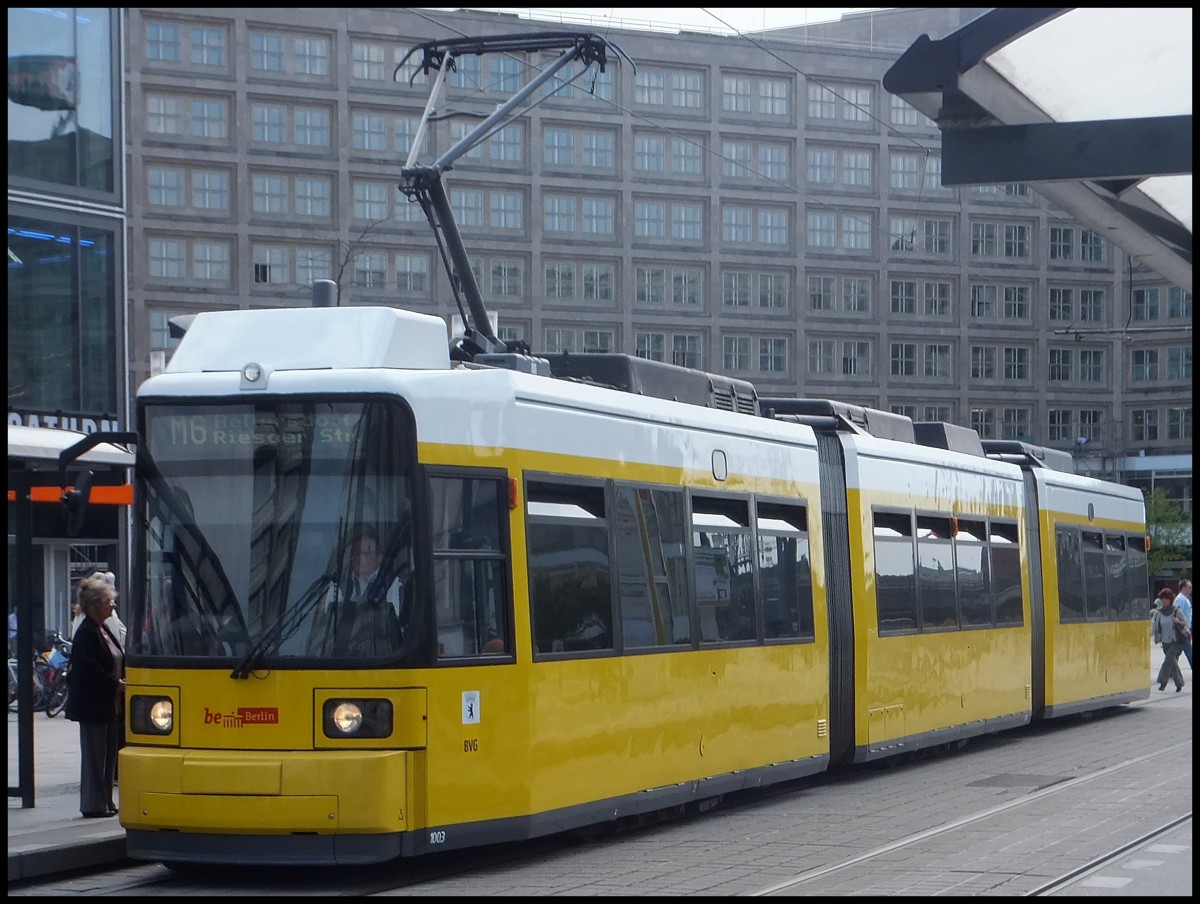 Moderne Straenbahn in Berlin am Alexanderplatz.