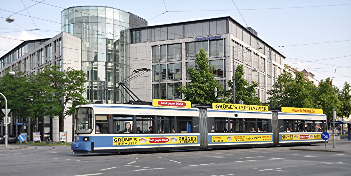 Münchner Strassenbahn Typ R 2.2 Nr. 2115 auf der Kreuzung vor dem Löwenbräukeller in München am 02.06.2012.