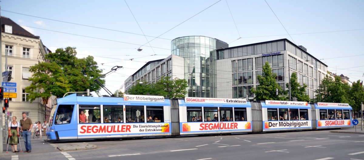 Münchner Tram R 3.3 Nr. 2210 auf der Kreuzung vor dem Löwenbräukeller am 02.06.2012.