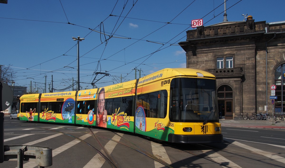 NGT 6 DD Nr.2525 von DWA/Siemens, Baujahr 1997 mit Werbung Sonnenlandpark in Dresden Neustadt am 18.04.2015.