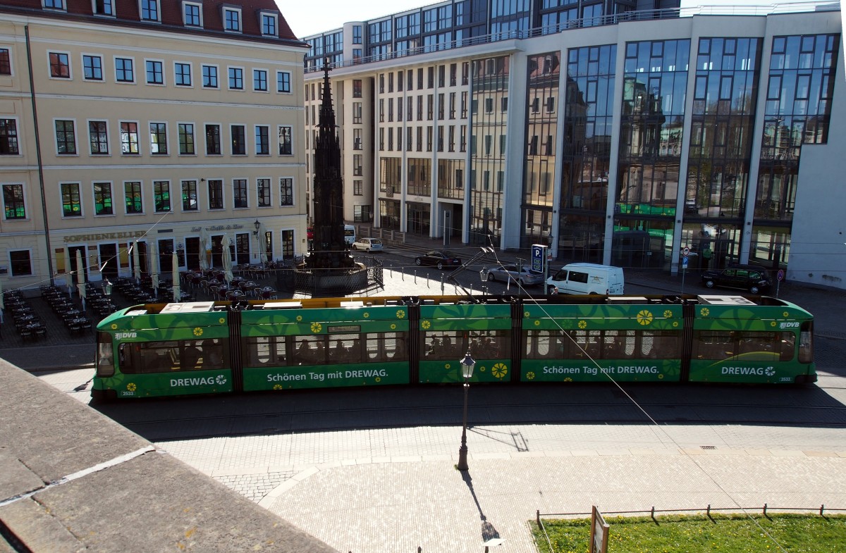 NGT 6 DD Nr.2533 von DWA/Siemens, Baujahr 1997, mit WerbungDrewag vom Zwinger in Dresden aus gesehen, am 20.04.2015.
