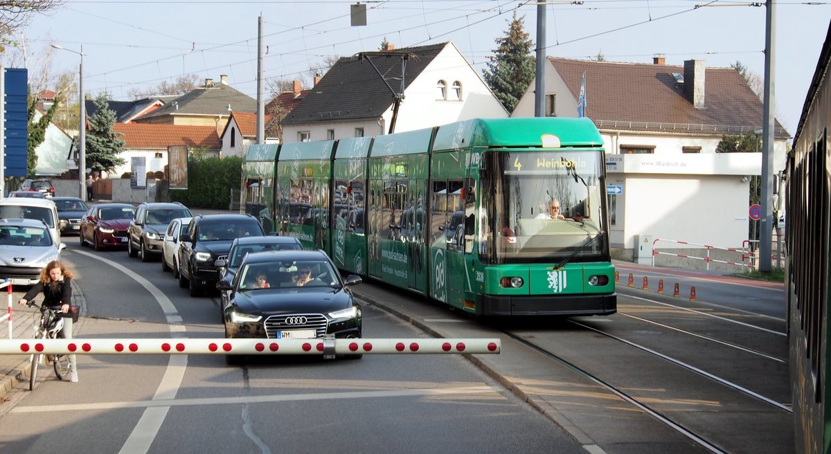 NGT 6 DD Nr.2539 von DWA/Siemens, Baujahr 1998, muß vor der Bahnschranke die Lößnitzbahn vorbeifahren lassen, in Radebeul Ost am 12.04.2016.
