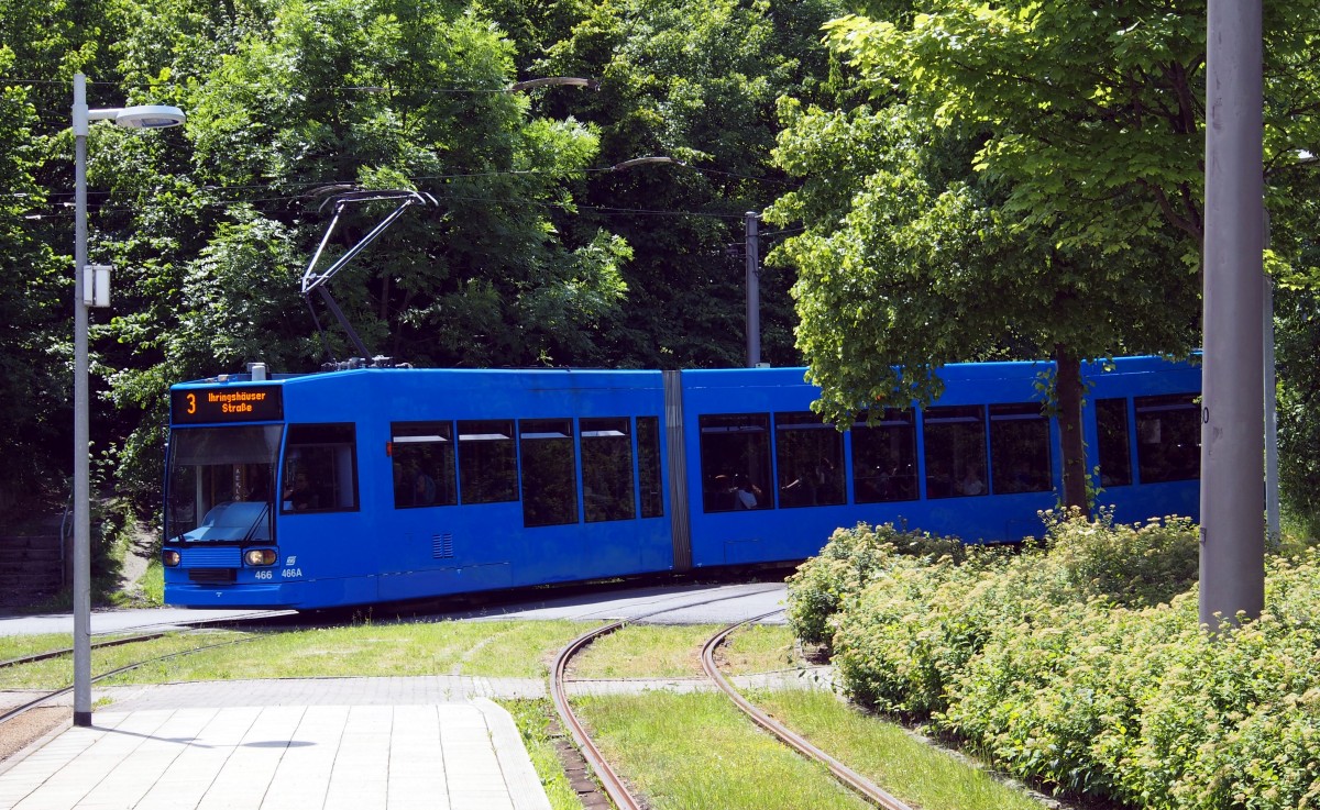 NGT6C Bauart 6xNfg 1 TwER Nr. 466 von Düwag Bj. 1991, derzeit ohne Werbung fährt am 15.06.2014 durch die Wendeschleife der Endstation Drusetal in Kassel ein.