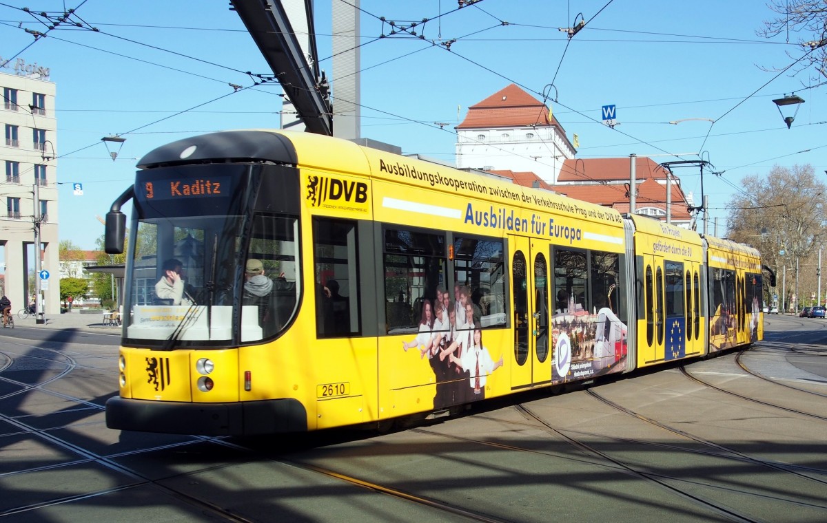 NGTD 8 DD Nr.2618 von Bombardier, Baujahr 2007, mit Werbung für Verkehrskooperation der Verkehrsschule Prag und der DVB AG in Dresden am 20.04.2015.