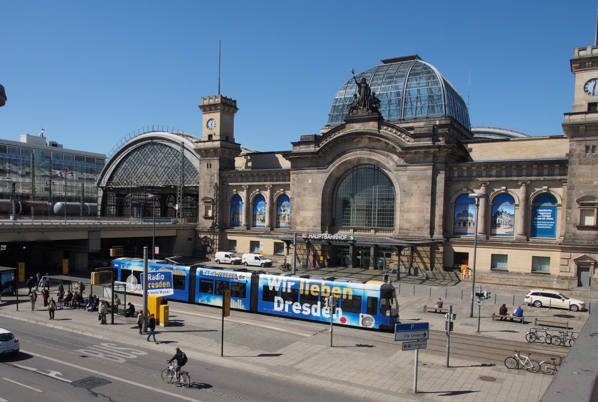 NGTD 8 DD Nr.2621 von Bombardier, Baujahr 2008, mit Werbung für Radio Dresden beim Hauptbahnhof in Dresden am 20.04.2015.