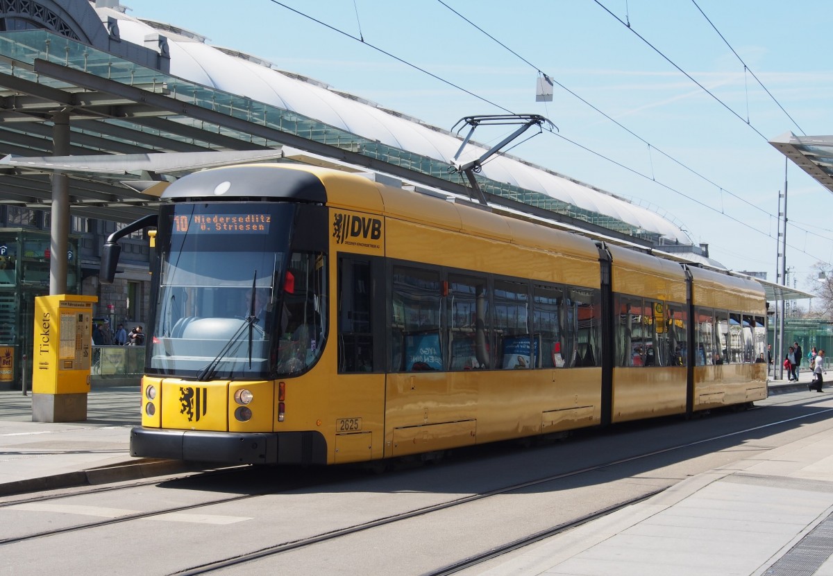 NGTD 8 DD Nr.2625 von Bombardier, Baujahr 2008 an der Haltestelle Hauptbahnhof Nord in Dresden am 18.04.2015.